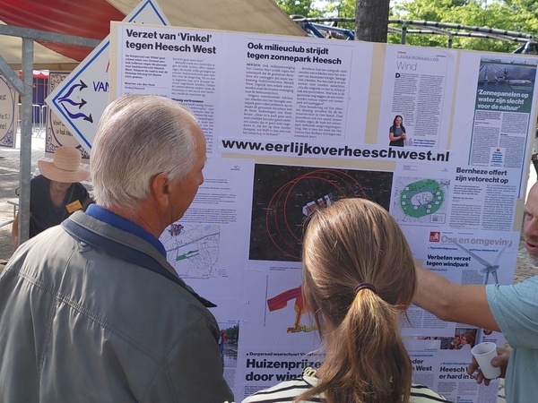 Uitleg over de plannen op de braderie Vinkel